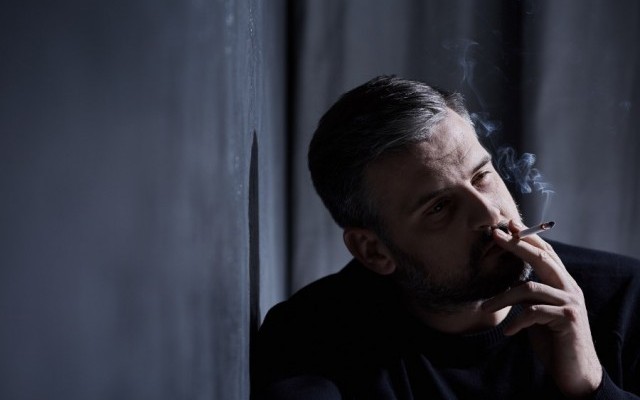 Townsville surgeon wants health providers enforce smoking laws